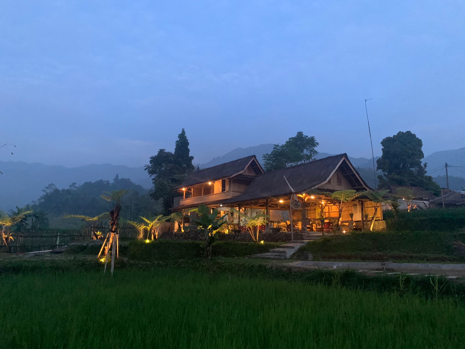 Suasana Sore Hari di Villa Tajur Katineung